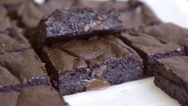 Gros plan sur texture fondante d’un brownie