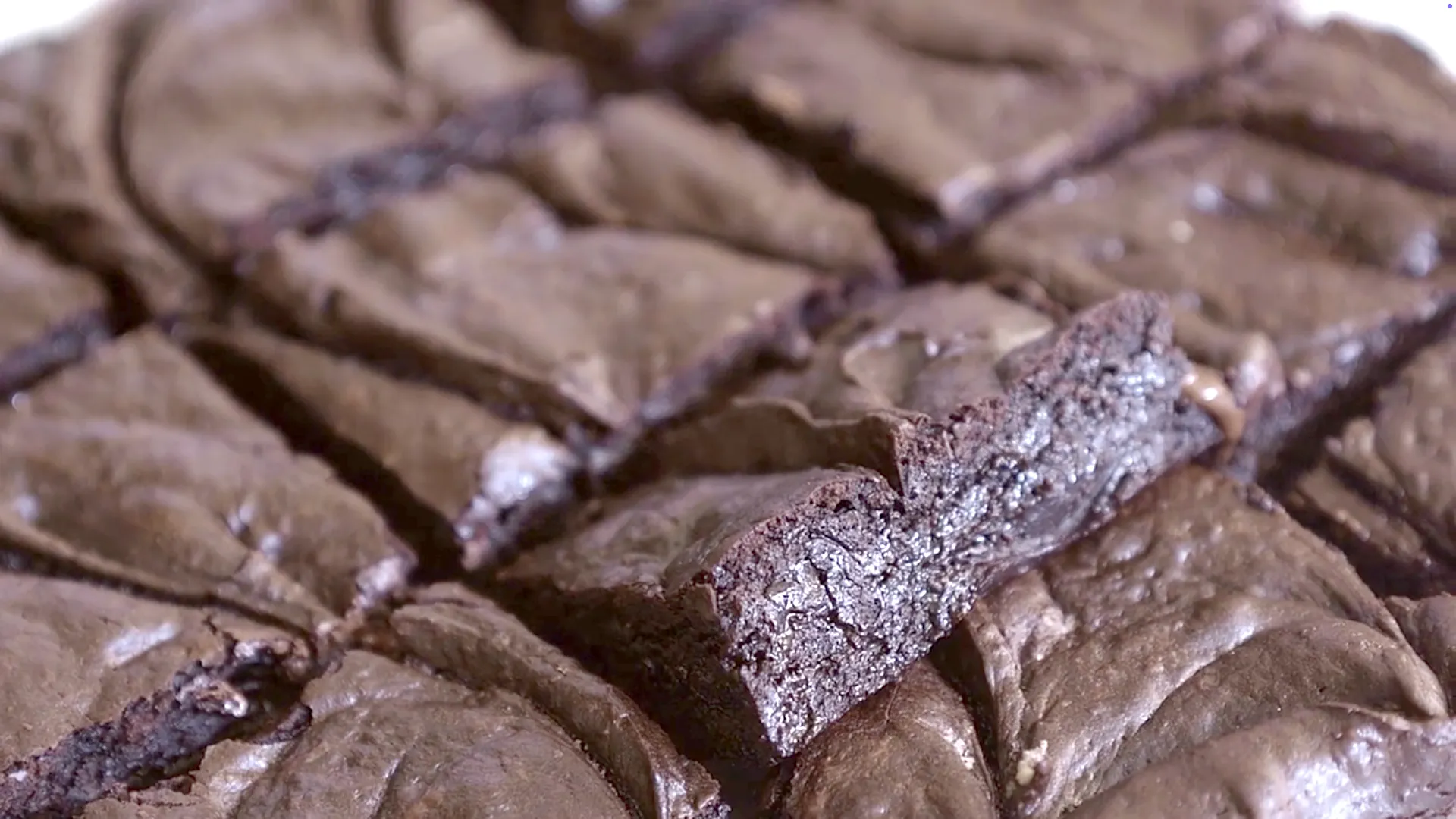 Brownies coupés et séparés sur fond blanc