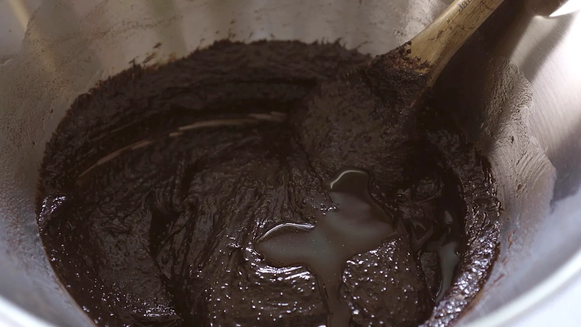 Un peu d'eau ajoutée à la pâte brownie