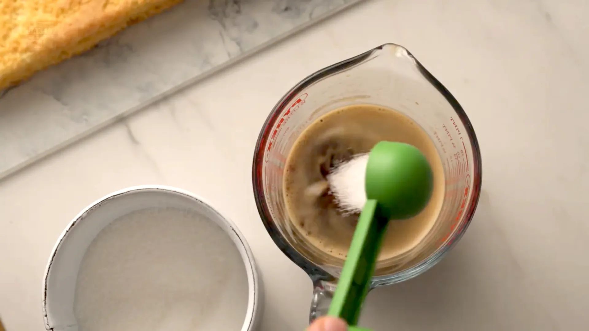 Mélange de café et de sucre dans un récipient doseur