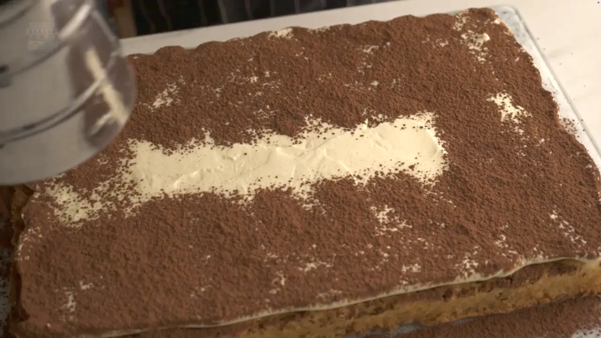 Application du cacao sur la première couche de crème