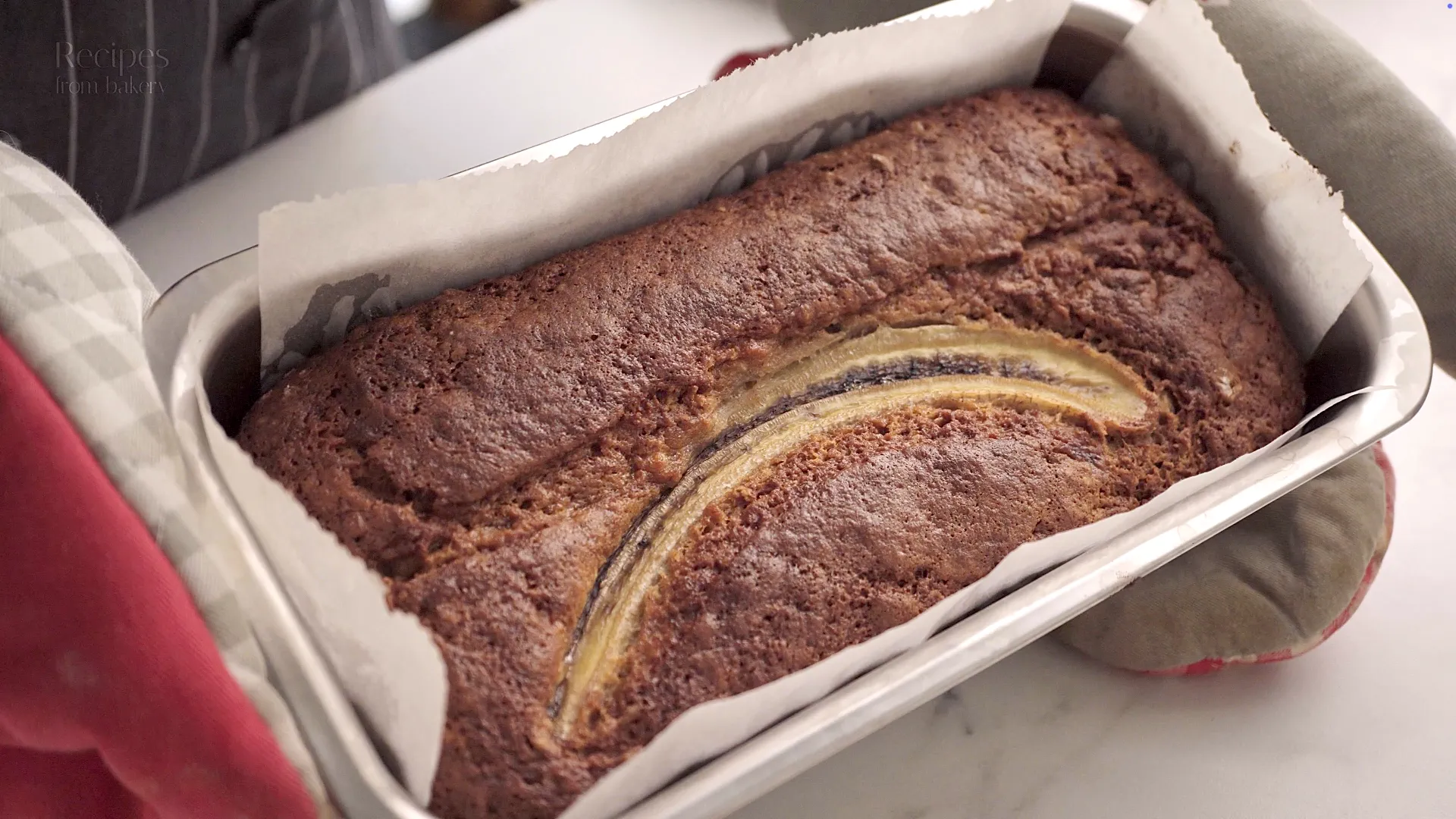 Cake à la banane dans son moule, prêt à être démoulé.