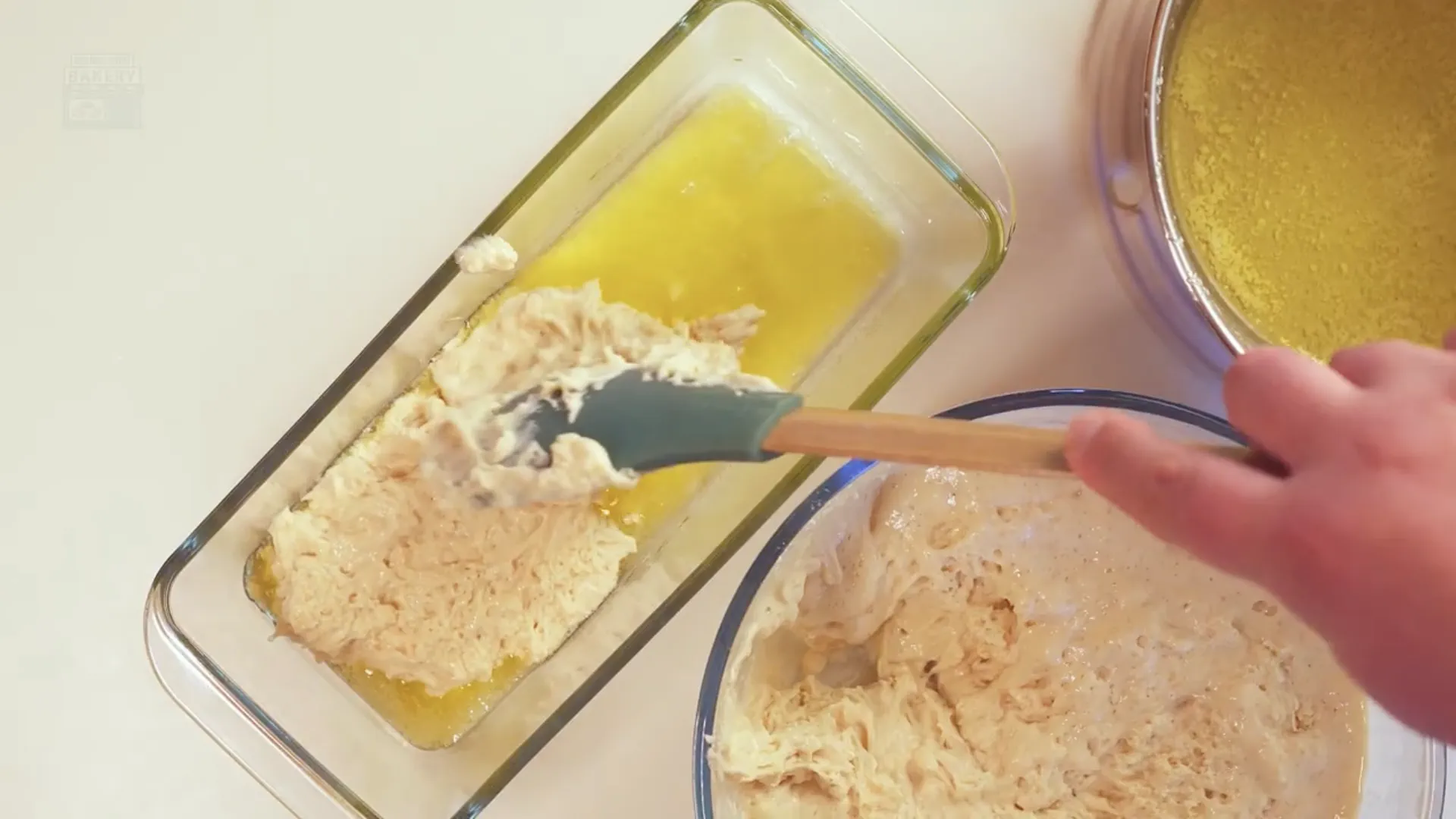 Pâte versée dans le moule à cake