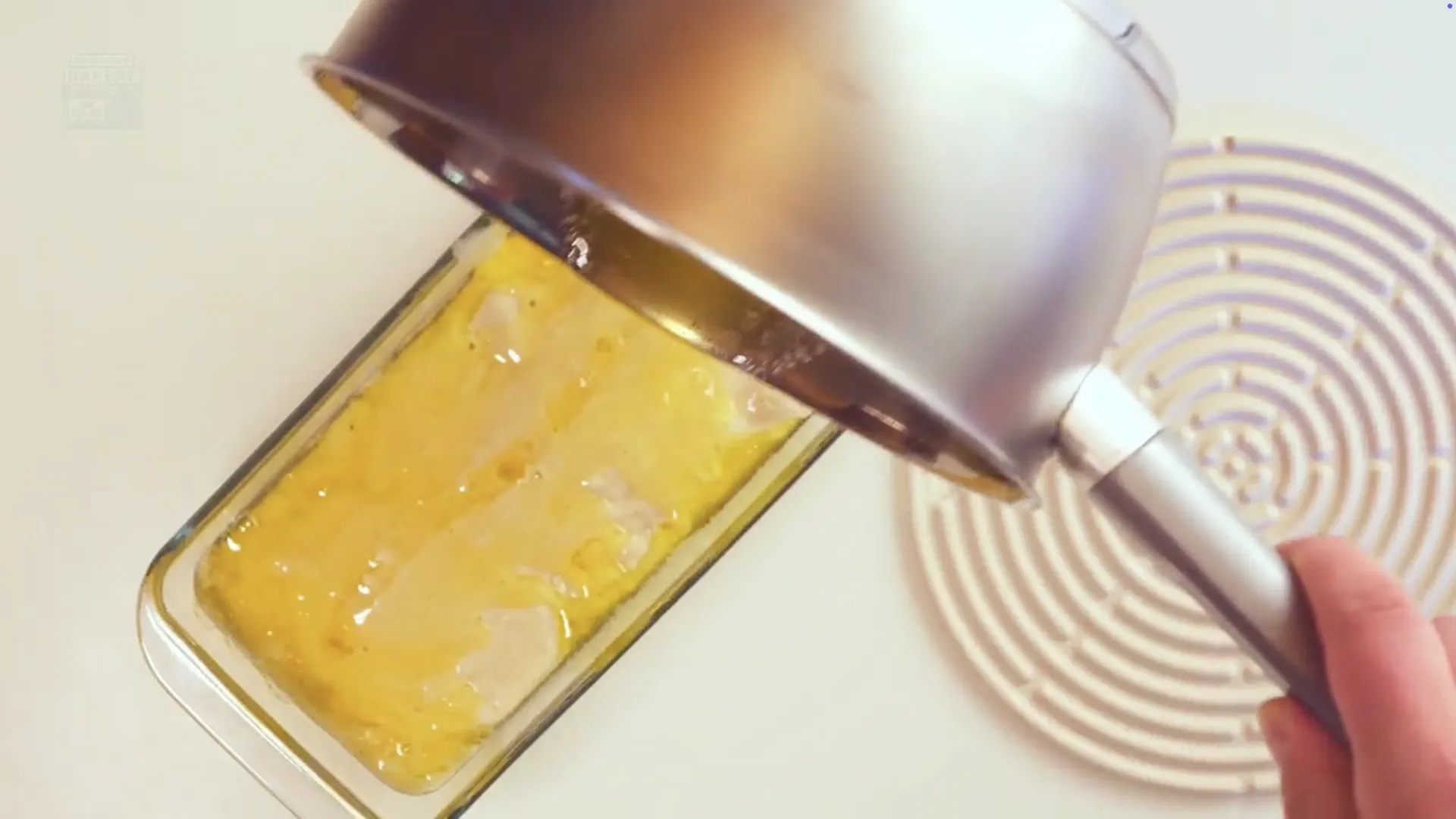 Beurre fondu ajouté sur le dessus de la pâte