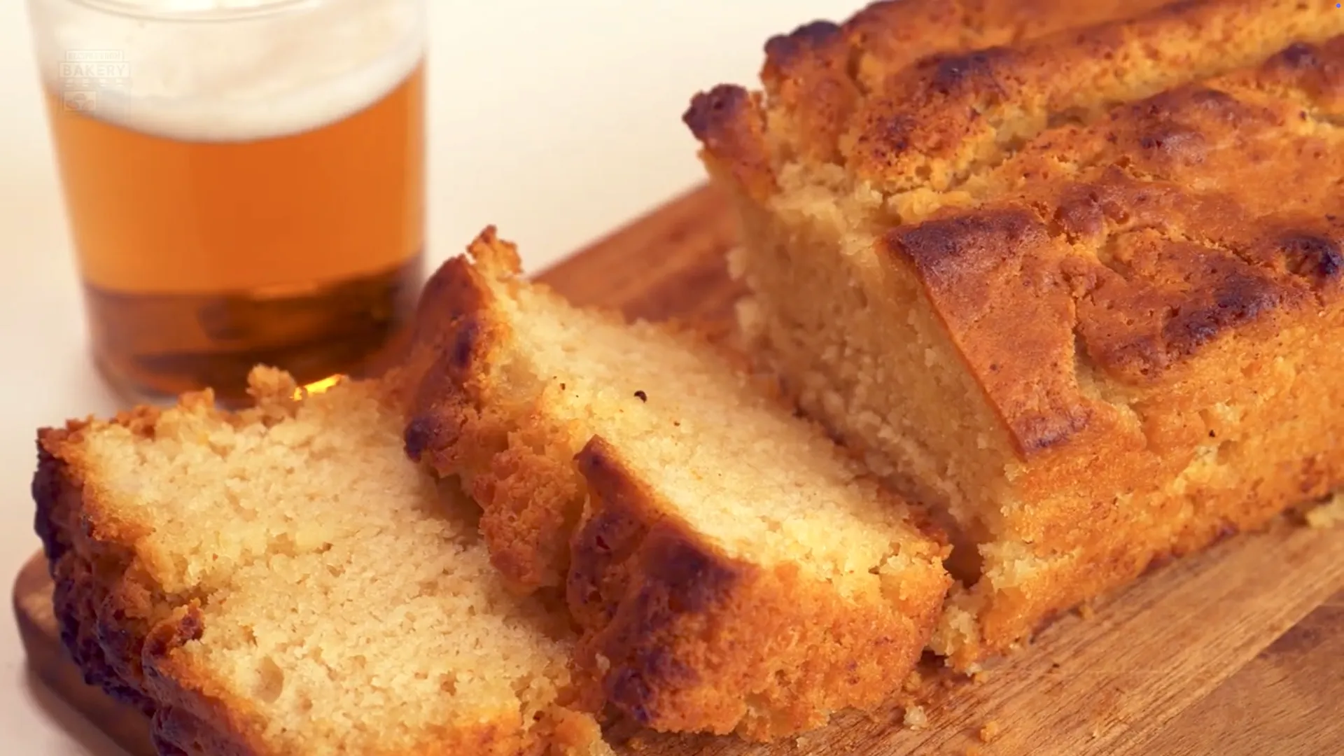 Cake rustique à la bière sur une table en bois clair