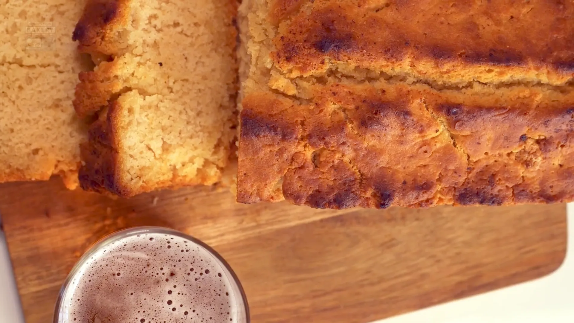 Cake à la bière avec un verre de bière blonde à côté