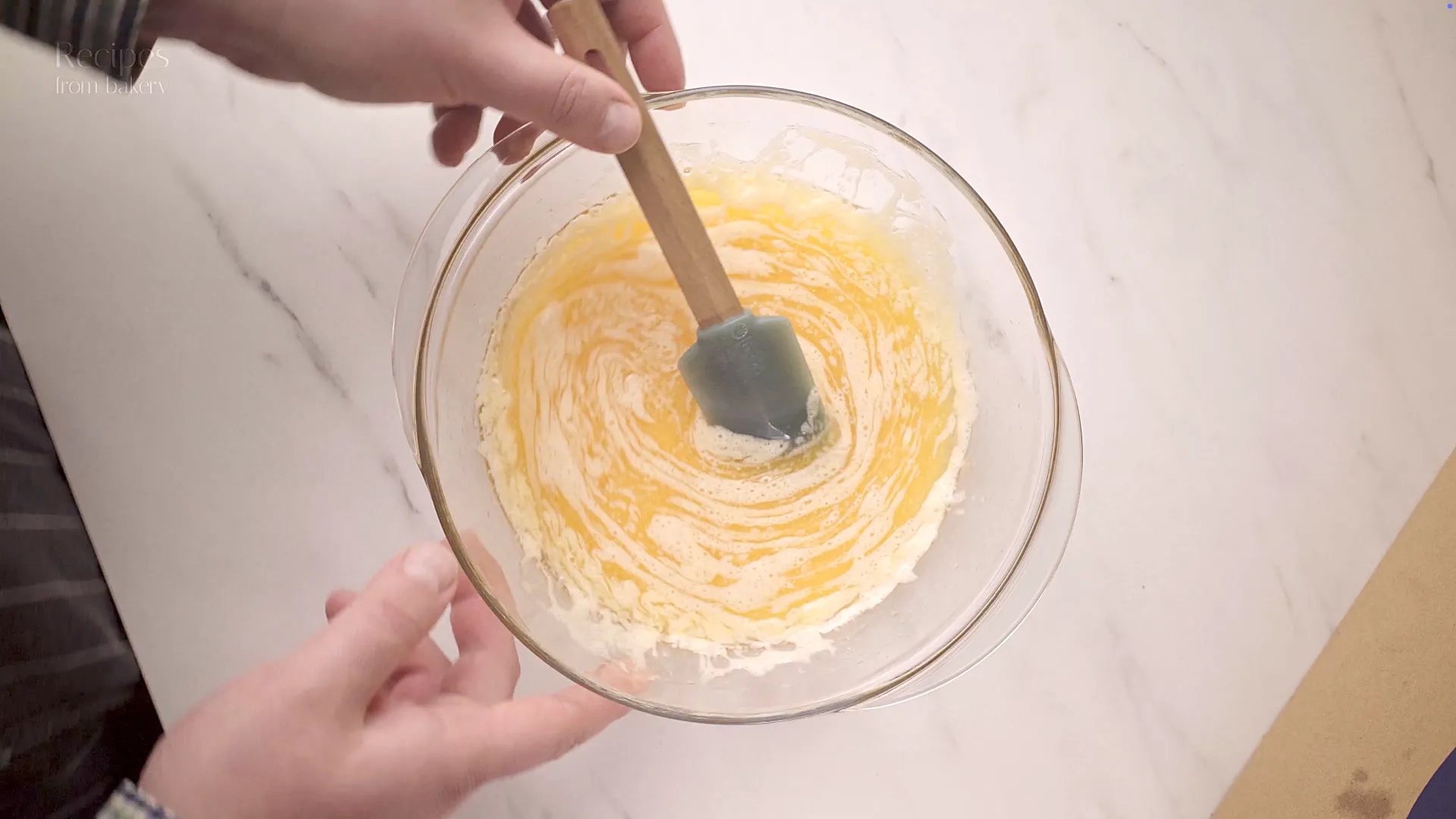 Préparation des ingrédients liquides pour le gâteau aux pommes