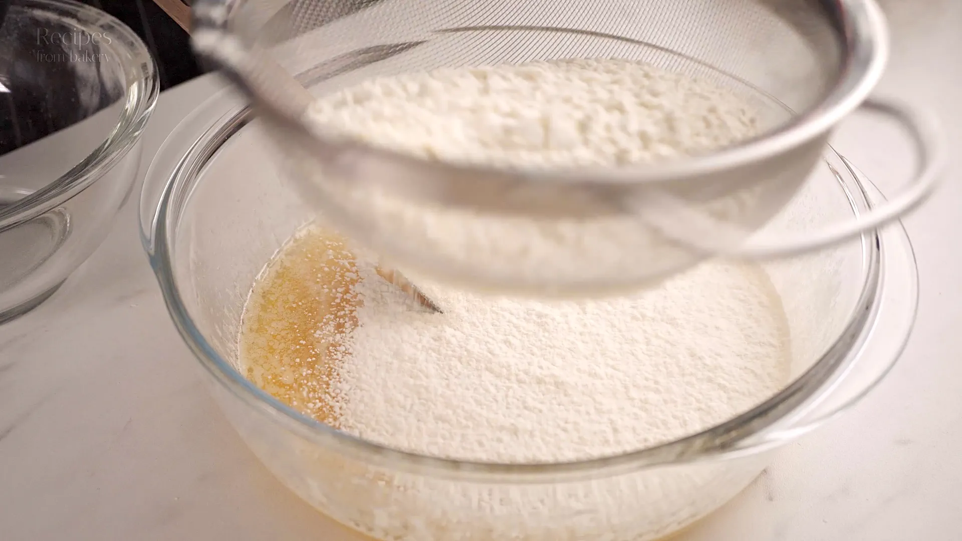 Ingrédients secs mélangés dans la pâte à gâteau