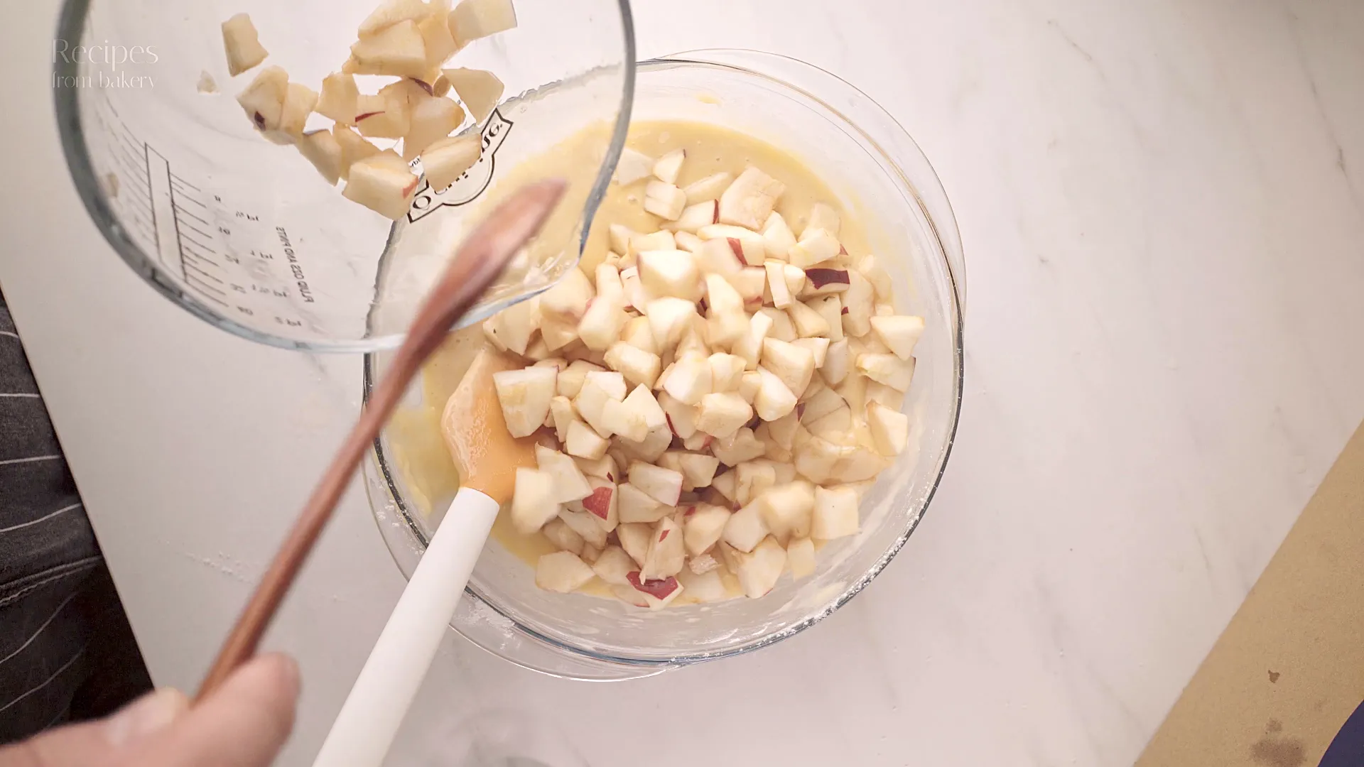 Incorporation des pommes dans la pâte à gâteau à l’aide d’une spatule
