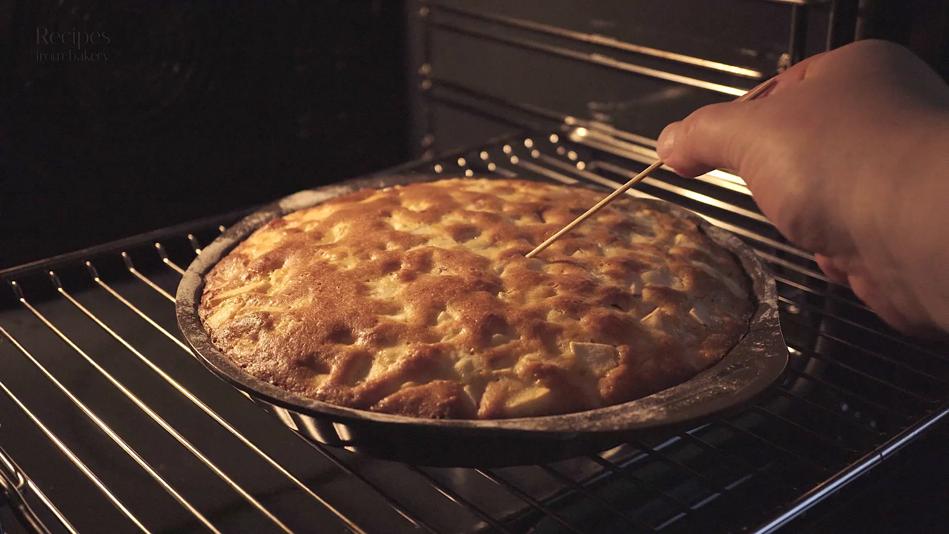Vérification de la cuisson du gâteau aux pommes avec un cure-dent