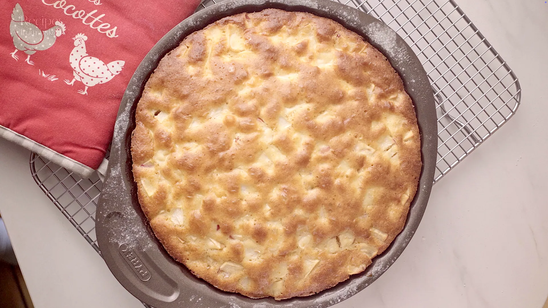 Gâteau aux pommes sorti du four dans un moule rond