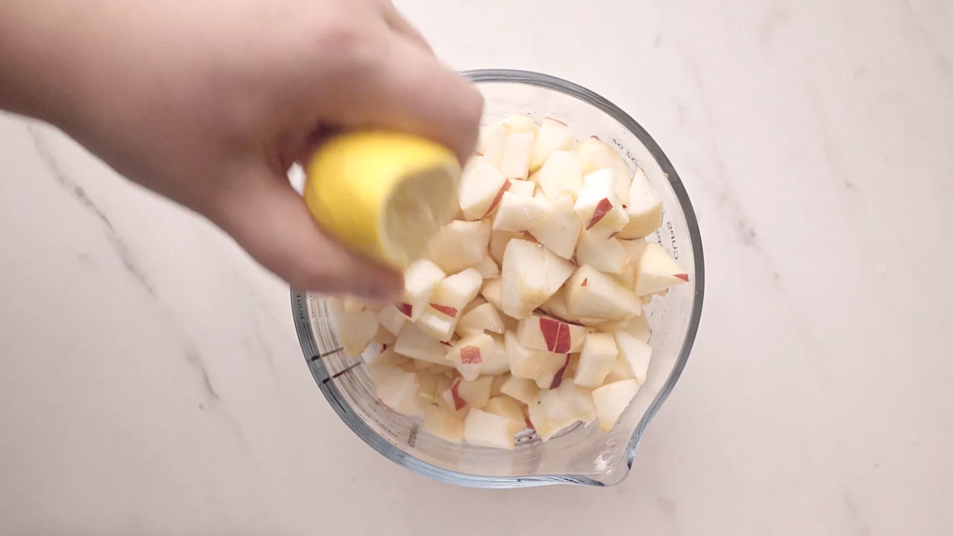 Des pommes coupées en dés et arrosées de jus de citron pour éviter qu'elles ne brunissent.