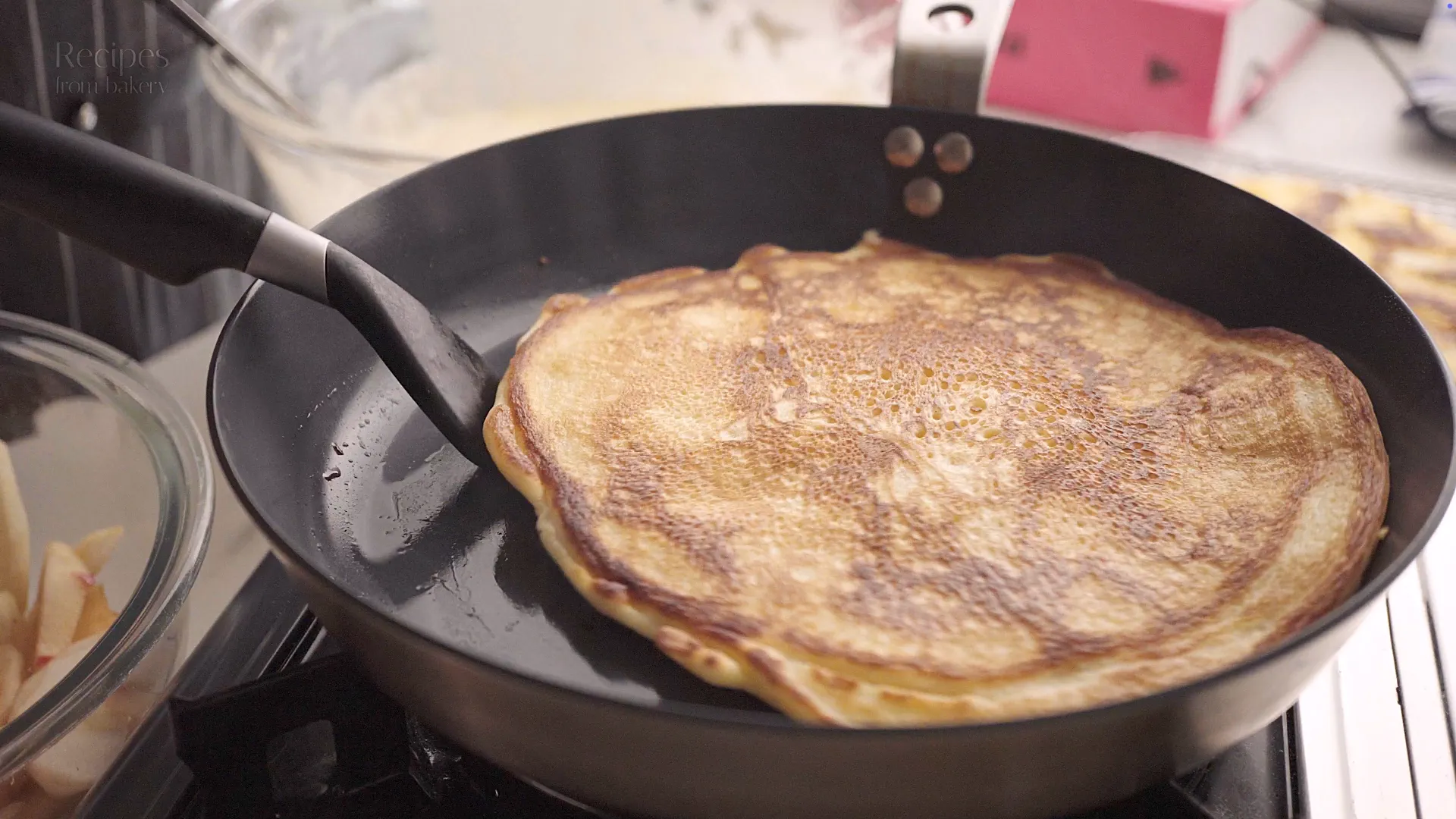 Pancake doré retourné à la spatule