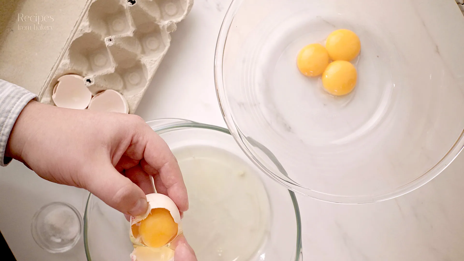 Oeufs en train d'être séparés pour la pâte à pancakes