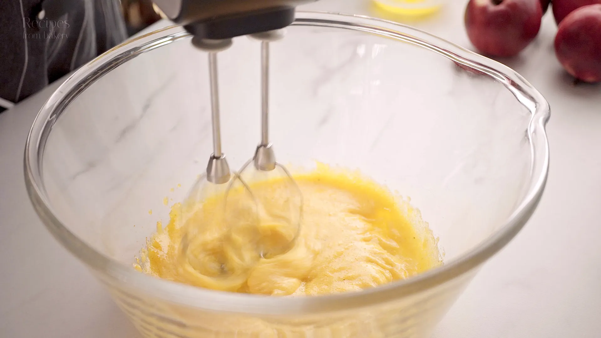 Jaunes d’œufs battus avec sucre et vanille