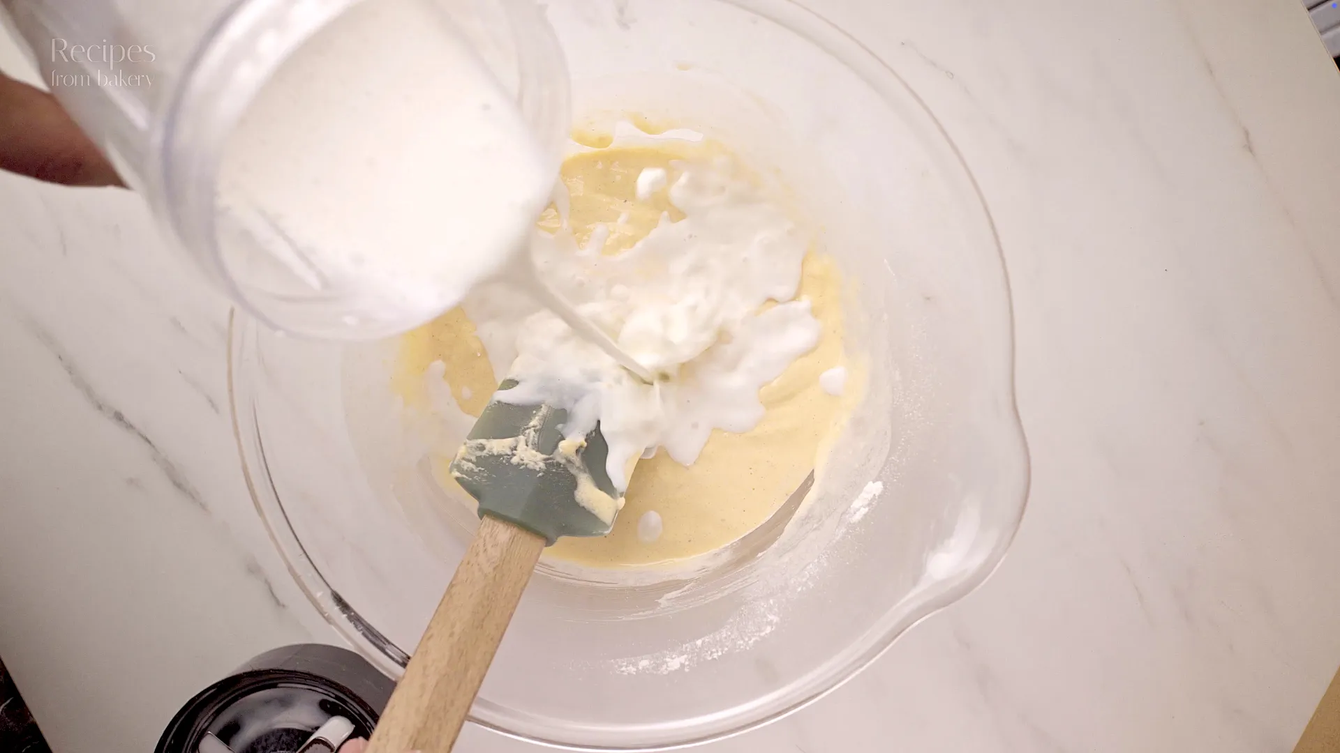 Lait mousseux versé depuis le blender