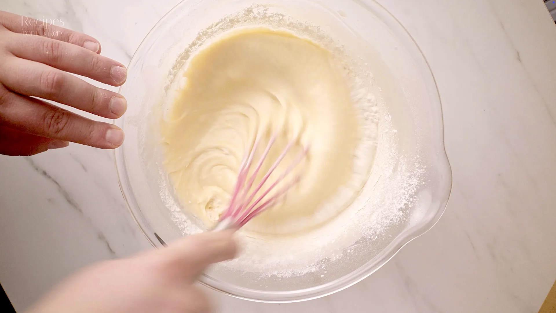 Mélange de la pâte à pancake jusqu’à texture lisse