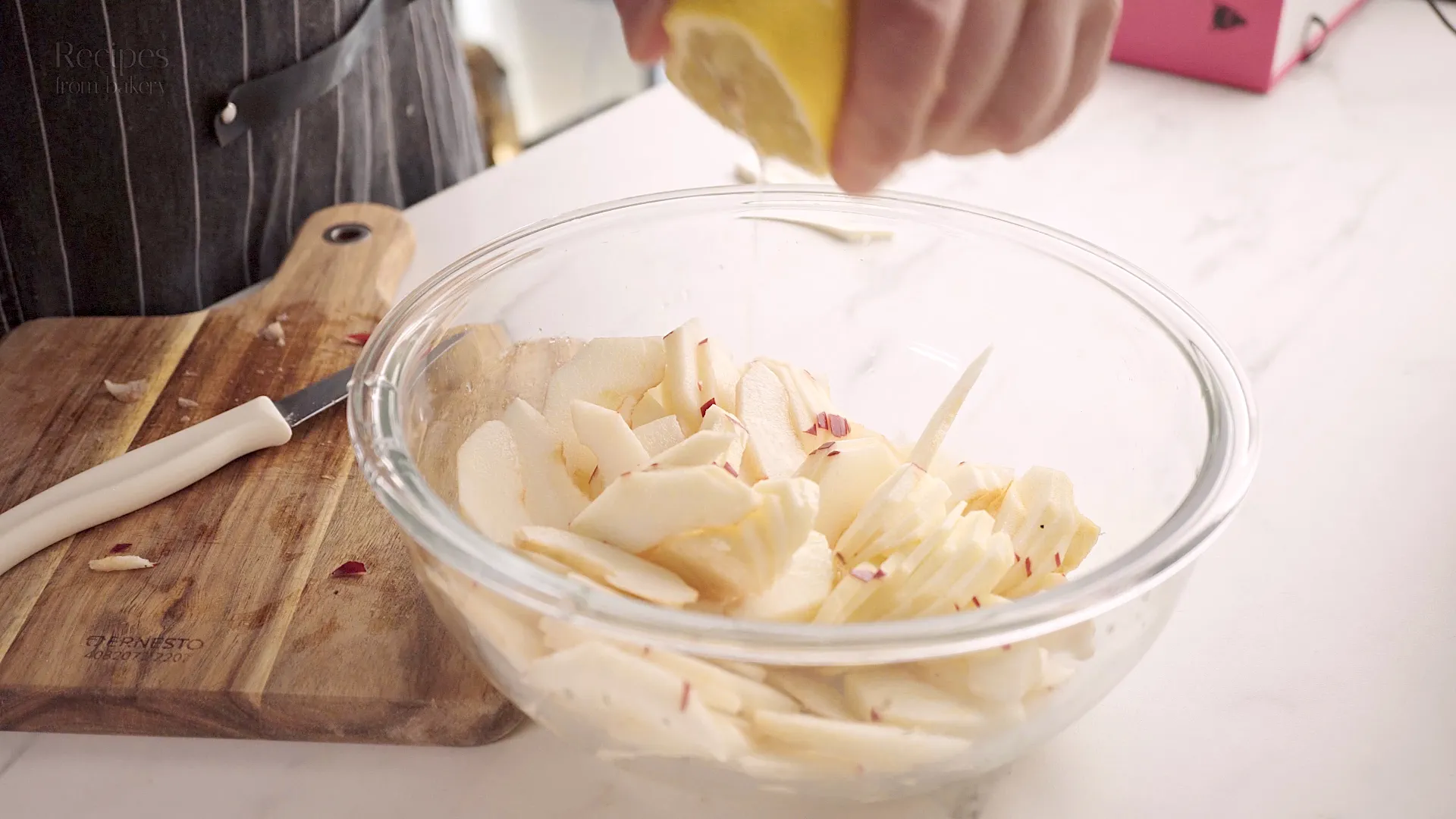 Pommes coupées en dés dans un bol en verre
