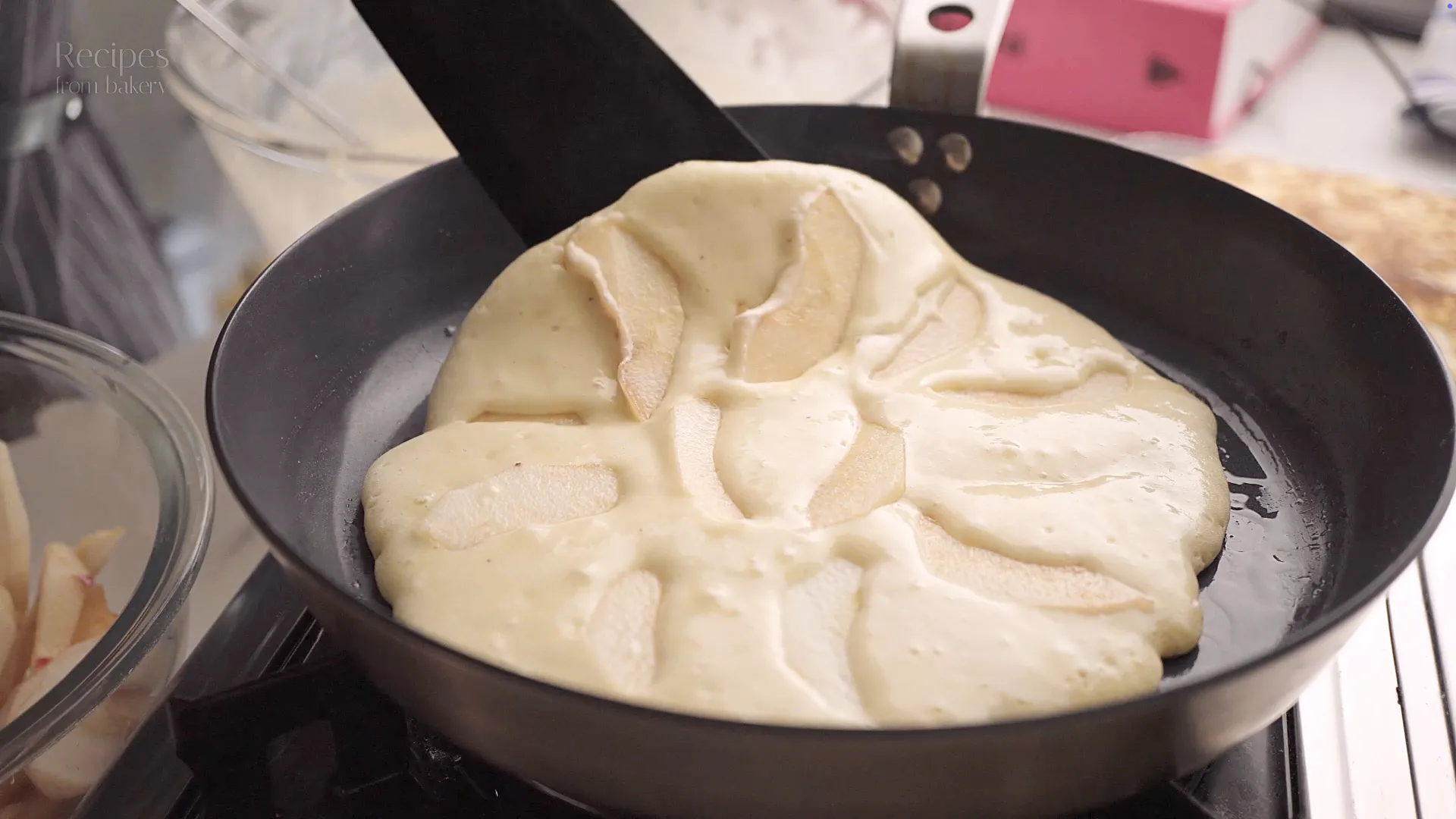 Pancake aux tranches e pomme visibles retourné à la spatule
