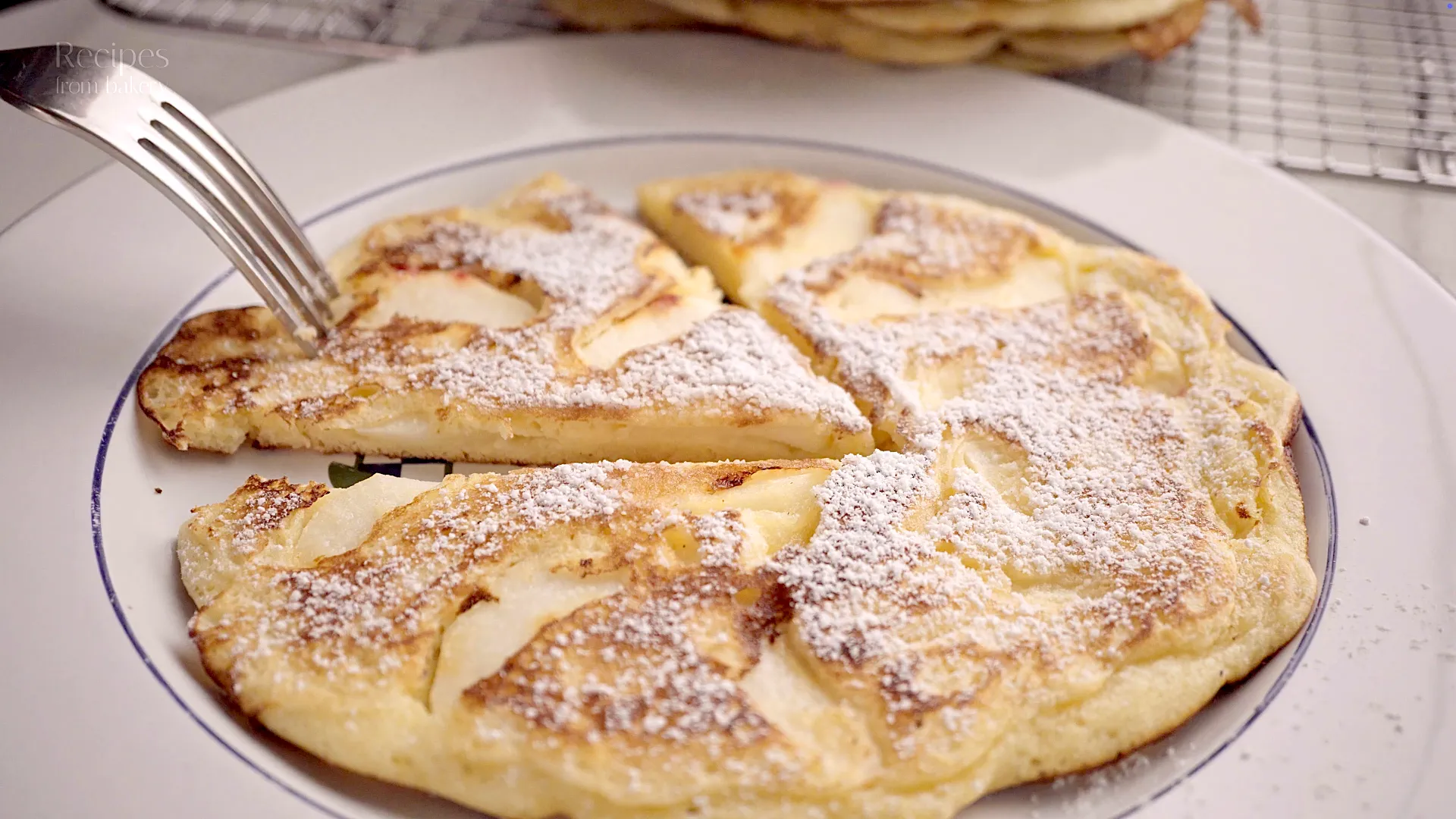 Gâteau de pancakes coupé montrant des morceaux de pomme fondants